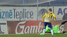 Teplický gólman Martin Slavík inkasuje rozhodující gól od slávisty Jiího Bílka.