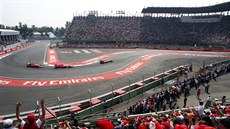 Fanoušci sledují průběh Velké ceny Mexika formule 1. Fanoušci sledují průběh Velké ceny Mexika formule 1.