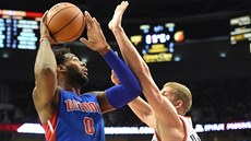 Andre Drummond z Detroitu se snaží prosadit před Masona Plumleeho z Portlandu. Andre Drummond z Detroitu se snaží prosadit před Masona Plumleeho z Portlandu.