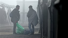 Migranti v novém uprchlickém táboe ve Slavonském Brod, který chorvatská vláda...