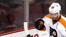 Claude Giroux z Philadelphie se raduje z gólu.