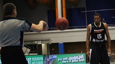 Julian Vaughn z Nymburka při trestných hodech. Julian Vaughn z Nymburka při trestných hodech.