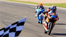 Portugalský motocyklista Miguel Oliveira vítězí ve Velké ceně Valencie Moto3. Portugalský motocyklista Miguel Oliveira vítězí ve Velké ceně Valencie Moto3.