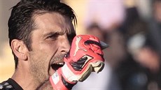 Gianluigi Buffon se raduje z gólu Juventusu.