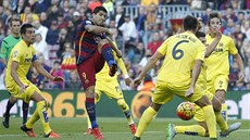 Luis Suarez z FC Barcelona páí na branku lutého Villarrealu.