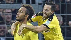 Pierre-Emerick Aubameyang (vlevo) z Dortmundu slaví svůj gól tričkem z Batmanem. Pierre-Emerick Aubameyang (vlevo) z Dortmundu slaví svůj gól tričkem z Batmanem.