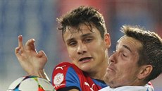 Ostravský fotbalista Marek ervenka (v bílém) bojuje s Aleem Matj z Plzn.