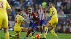 Antoine Griezmann (v bíloerveném) z Atlétika Madrid uniká Ignaciu Casesovi...