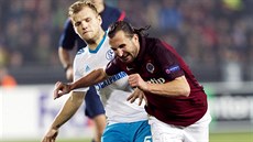 Johannes Geis ze Schalke (vlevo) bojuje o míč se sparťanským záložníkem Petrem... Johannes Geis ze Schalke (vlevo) bojuje o míč se sparťanským záložníkem Petrem...
