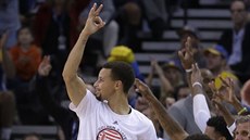Oslava basketbalisty Stephena Curryho z Golden State v duelu proti Denveru Oslava basketbalisty Stephena Curryho z Golden State v duelu proti Denveru
