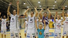 Basketbalisté Děčína slaví skalp Ústí nad Labem. Basketbalisté Děčína slaví skalp Ústí nad Labem.