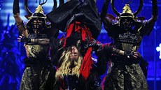 Madonna se sama nebránila lehké akrobacii. (O2 arena, Praha, 7. listopadu 2015)