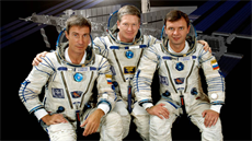 První stálá posádka na ISS ve sloení William Shepherd, Jurij Gidzenko a Sergej...