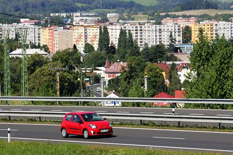 Msto Ostrov leí mezi lázeskými Karlovými Vary a krunohorskými lyaskými...