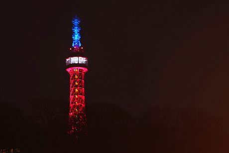 Petínská rozhledna v Praze se na znamení solidarity s Francií zbarvila do...