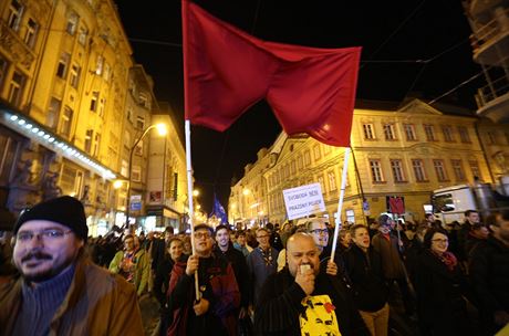 Úastníci demonstrace uprchlíci vítejte - Refugees Welcome prochází po Národní...