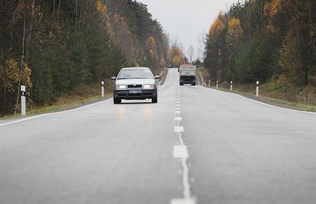 Na silnici mezi Kaznjovem a Mrtníkem na severním Plzesku vývojái testují ti nové smsi asfalt. Doufají, e budou odolnjí, ne povrchy souasné, a jejich ivotnost bude o polovinu delí.  