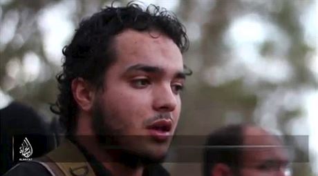 Ab Salman al-Farans na videu, kter organizace Islmsk stt poprv...