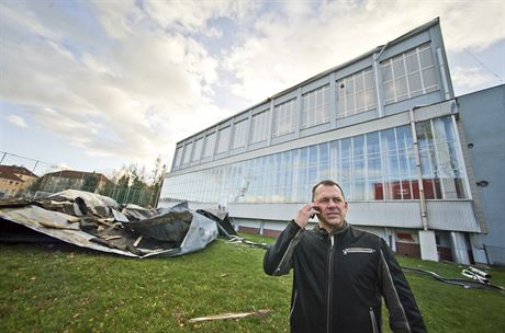 Silný náraz vtru odnesl kus stechy jihlavského plaveckého bazénu.