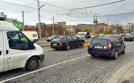 Dopravní nehoda u nové tramvajové zastávky u tvanice (10.11.2015).