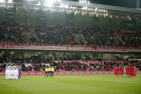 Turetí a etí fotbalisté drí minutu ticha za obti teroristických útok v...