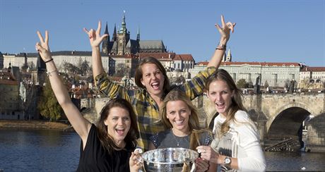 esk vtzky Fed Cupu 2015. Zleva Lucie afov, Barbora Strcov, Petra...