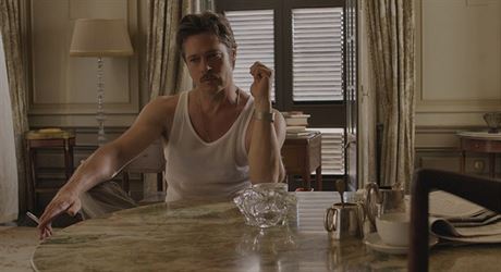 Herec a producent Brad Pitt ve filmu U moe.