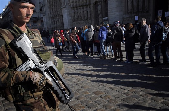 Francouztí vojáci ped katedrálou Notre Dame (15. listopadu 2015)