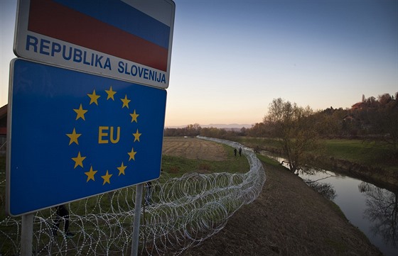 Bariéra z iletkového drátu stojí od stedy na slovinsko-chorvatské hranici.