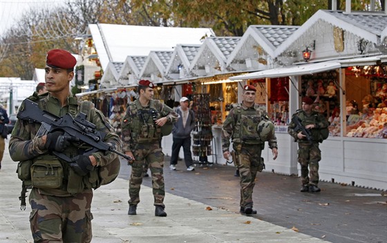 Vojáci steí pedvánoní trh na Champs-Élysées v Paíi (19. listopadu 2015)