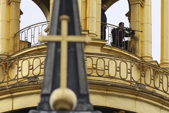 Francouztí odstelovai hlídají bezpenost pi obadu v paíské Invalidovn,...