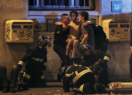 Záchranái pomáhají zrannému mui po explozi, která se ozvala poblí koncertní...