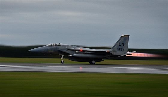 Americký letoun F-15C startuje na misi do Turecka z letecké základny Lakenheath...