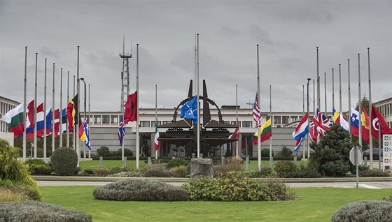 V bruselské centrále NATO jsou po teroristických útocích vlajky vech spojenc...