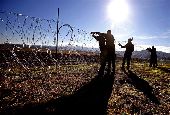Slovintí vojáci staví zábrany na hranicích s Chorvatskem u obce Gibina (11....