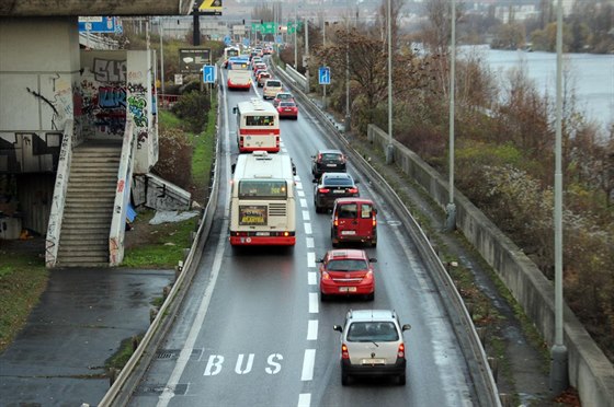 Vyhrazený pruh pro autobusy ve Strakonické ulici u Barrandovského mostu.