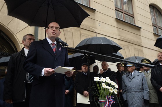 Premiér Bohuslav Sobotka bhem 17. listopadu u Hlávkovy koleje v Praze