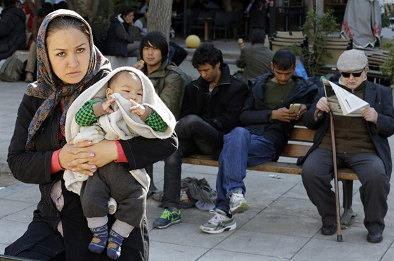 Afghánská uprchlice eká spolen s dalími benci v centru Athén na dalí...