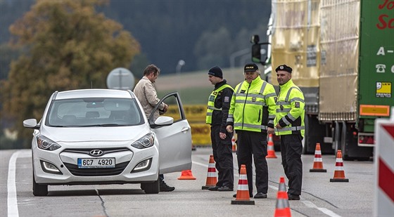 Policejní kontroly na eskorakouském pechodu Dolní Dvoit.