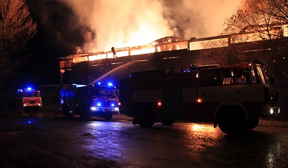 Poár skladovací haly na seno a slámu v esticích na Rychnovsku. (14. 11. 2015)