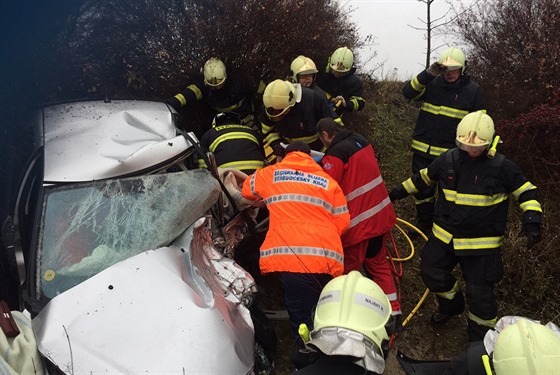 Smrtelná nehoda dvou osobních aut u invsi na Nymbursku. (15. 11. 2015)