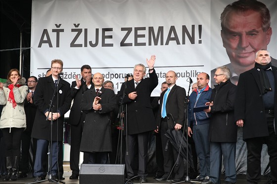 Prezident Milo Zeman vedle éfa Bloku proti islámu Martina Konviky na Albertové
