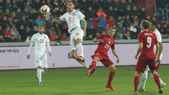 Srbský záloník Nemanja Mati (druhý zleva) a eský stedopola Vladimír Darida...