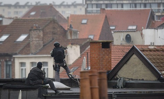 Policejní zásah v bruselské tvrti Molenbeek (16. listopadu 2015)
