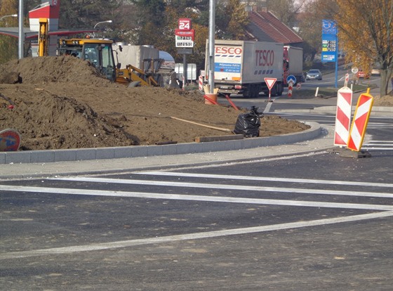 Vodorovné dopravní znaení na novém asfaltu je hotové.