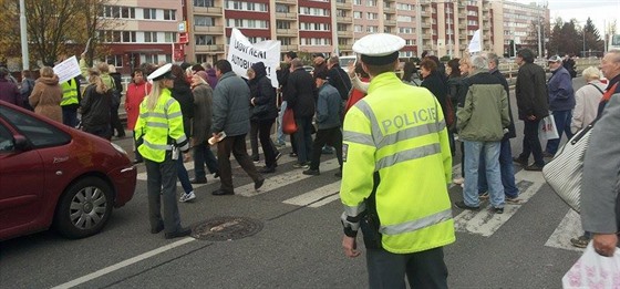 Na Ládví se konala demonstrace zdejích oban kvli novým autobusm...