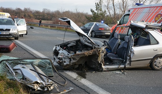 Nehoda u Slaného zablokovala silnici I/7 (13.11.2015).