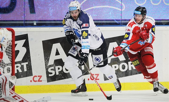 Plzeský Michal Poletín (vlevo) se ítí do ance, brání ho Marek La z Olomouce.