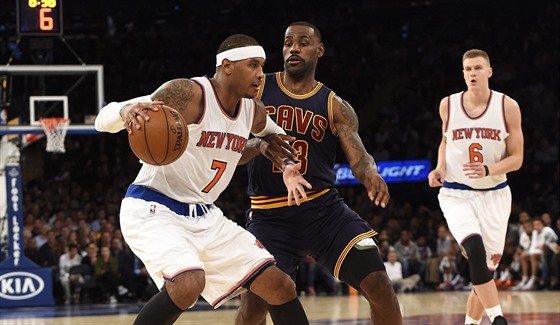 Carmelo Anthony z New York Knicks se pokouí obejít LeBrona Jamese z Cleveland...