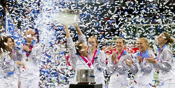 JÁSOT MEZI KONFETAMI. Barbora Strýcová s trofejí pro vítze Fed Cupu.